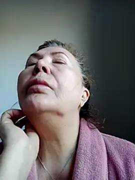 Hottie-Mom online show from April 11, 8:18 am