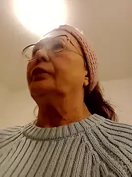 Hottie-Mom online show from March 25, 2:20 pm