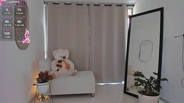 roxie gates  online show from December 14, 6:14 pm