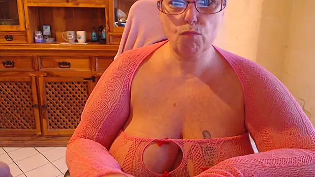 MISS LINDAH online show from October 2, 5:45 am