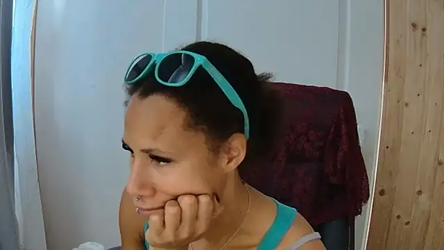 Snapshot of AaliyahHarris chatting on October 22, 1:27 pm AaliyahHarris online show from October 22, 1:27 pm
