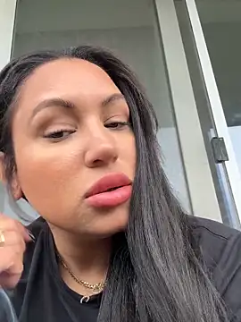 MeghanXO online show from October 17, 3:15 pm