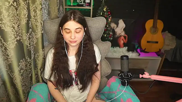 delicatedBailey online show from April 28, 4:49 am