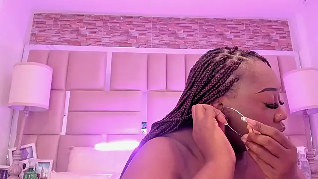 ShaniaBrownn online show from May 14, 8:03 pm