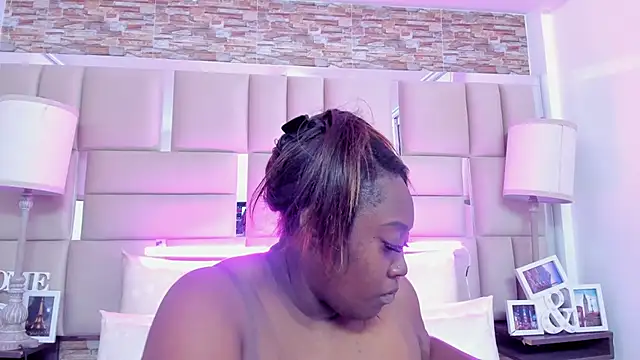 ShaniaBrownn online show from September 26, 7:44 pm