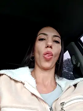 LunaZambrano online show from March 30, 6:40 pm