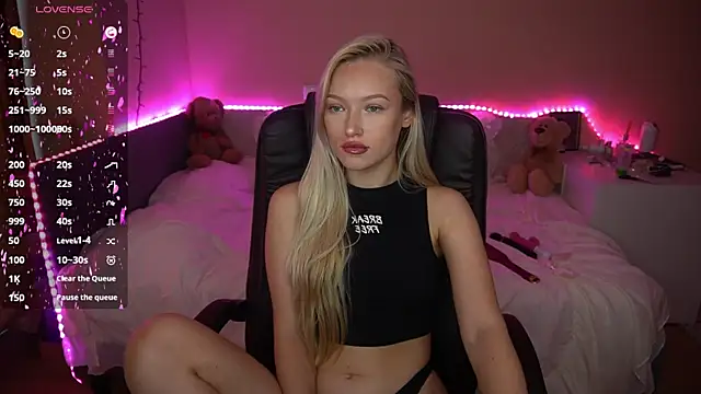 Snapshot of AmandaFiree chatting on September 22, 8:24 am AmandaFiree online show from September 22, 8:24 am