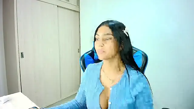 Snapshot of sophiax-x chatting on October 21, 3:10 am sophiax-x online show from October 21, 3:10 am