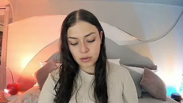 Nicolle W online show from February 3, 11:59 am