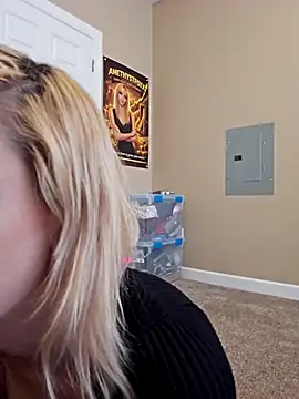 AmethystFoxx online show from April 3, 6:39 pm