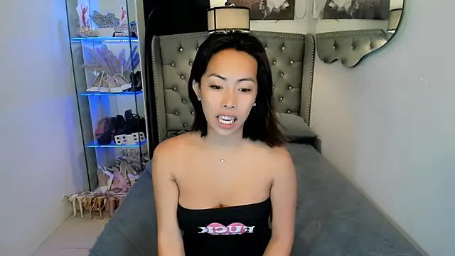 reighnempress online show from February 26, 1:37 am