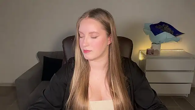 EvaMaddison online show from July 4, 9:00 pm