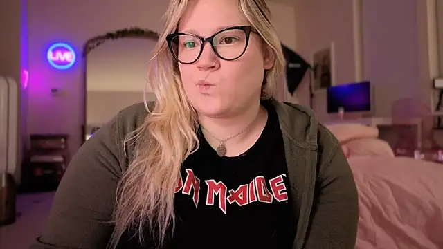 PiggyRose online show from March 21, 1:43 am