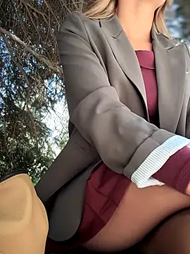 Snapshot of LetsFunKARINA chatting on September 15, 6:32 am LetsFunKARINA online show from September 15, 6:32 am