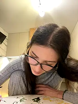 little belucci online show from November 29, 4:22 pm