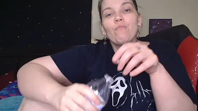 ToxicLilly online show from October 31, 8:29 am