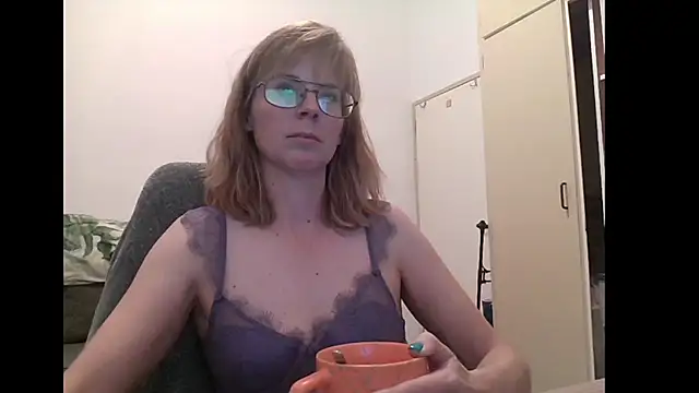 Snapshot of SavannaGirly chatting on October 9, 8:29 am SavannaGirly online show from October 9, 8:29 am