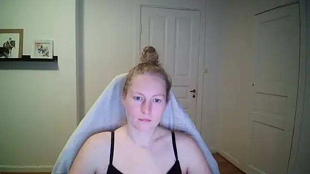 Snapshot of Girlnina-1995 chatting on October 21, 11:25 am Girlnina-1995 online show from October 21, 11:25 am
