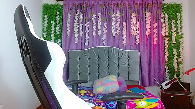 Snapshot of ariana-lopez chatting on September 13, 1:35 am ariana-lopez online show from September 13, 1:35 am