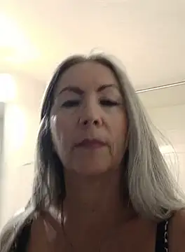 EvaRobinson online show from October 13, 8:11 pm