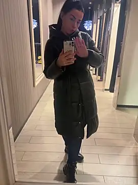 CrazzyChicks online show from March 1, 7:30 am