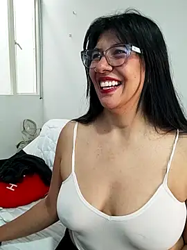 aisha latina online show from February 11, 3:35 pm