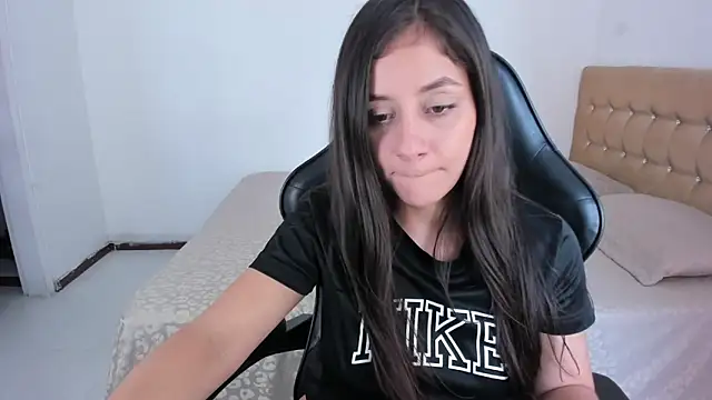 EmmaGrace1999 online show from March 18, 9:09 pm