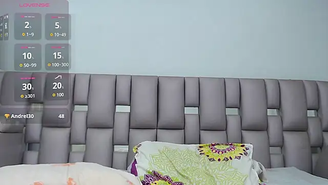 Kittywhiteass online show from October 25, 8:44 am