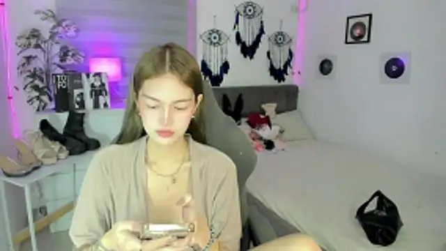 AlexandraMooree online show from April 2, 9:12 pm