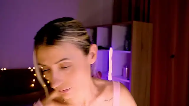 ZoeGrant online show from March 29, 5:45 pm