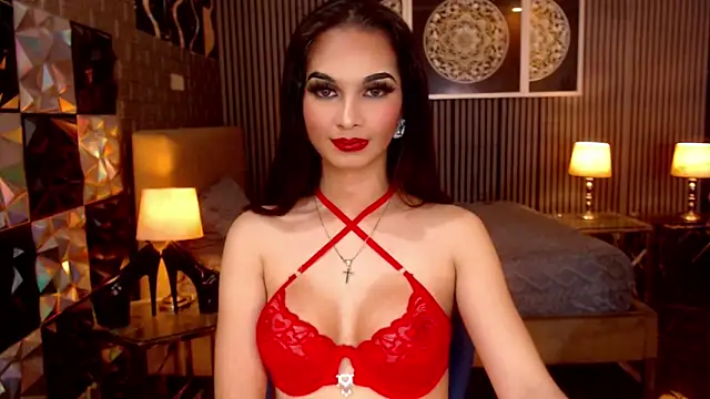 KirstenMooree online show from April 18, 7:07 pm