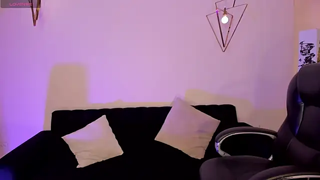 JuanitaClay online show from April 23, 8:00 pm