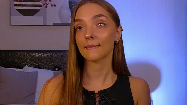 VirginieCruz online show from November 18, 7:15 pm