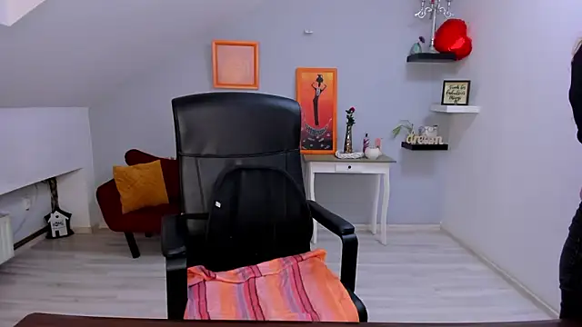 LollaGirl online show from March 2, 4:23 am