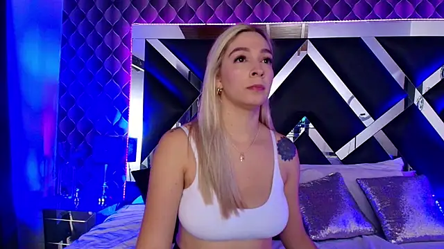 victoriaa lee  online show from October 15, 8:44 pm