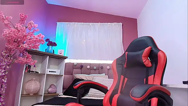 mia thompsonn  online show from March 9, 1:47 pm