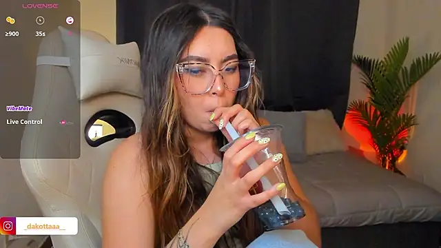 dakottaa  online show from March 16, 11:41 pm