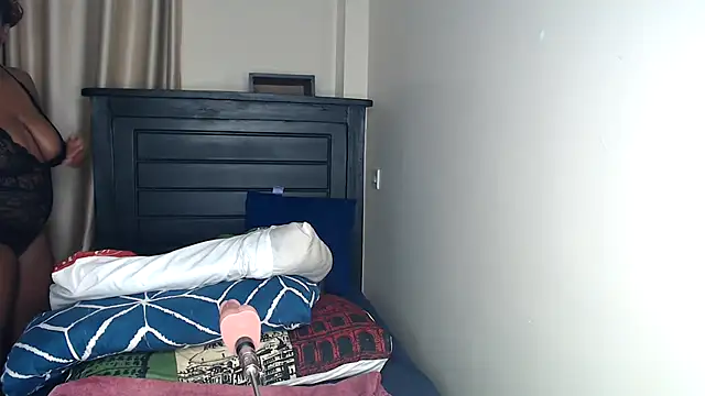 NIKKIE LOVE online show from December 4, 9:55 am