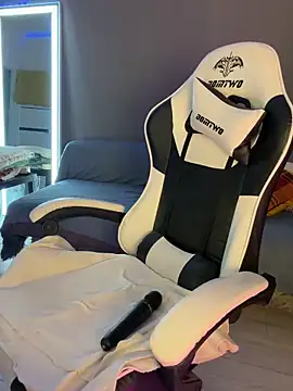 julia fly online show from February 14, 11:56 am