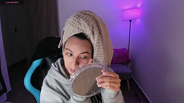 Emily Nicole online show from February 18, 7:46 pm