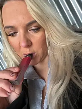 Bustyblondebabe32 online show from December 4, 9:11 am