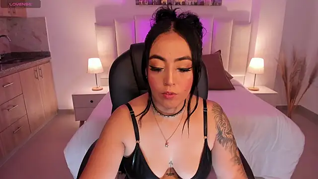 kim thompson 1 online show from November 4, 11:04 am