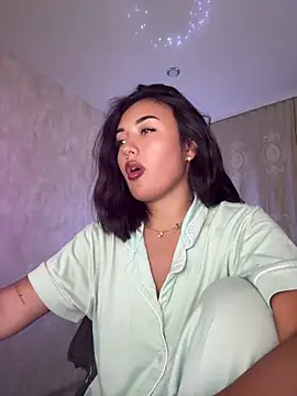 lily  foster online show from April 15, 5:02 pm