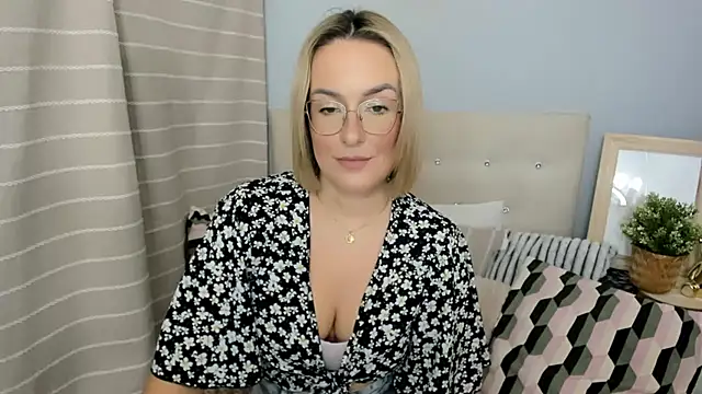 MollyFlowers online show from November 10, 5:08 pm