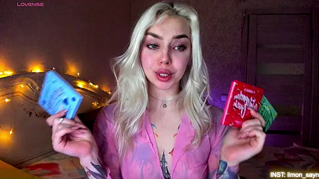 LillyMoure  online show from April 2, 11:57 pm