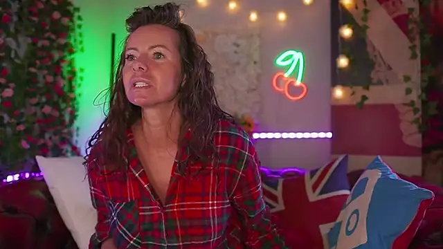 AmicaBentley online show from March 26, 6:15 am