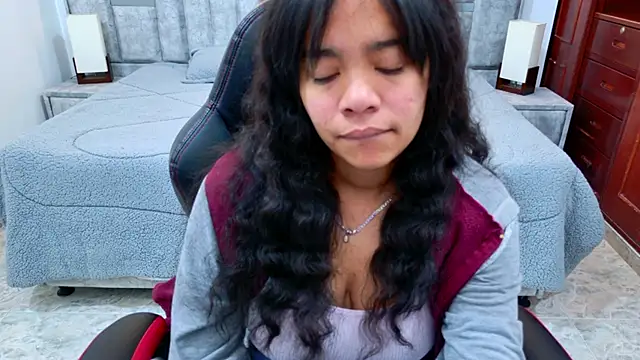 laureentt  online show from February 13, 3:52 am