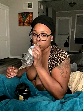 SweetHoneyBunz online show from October 24, 3:46 am