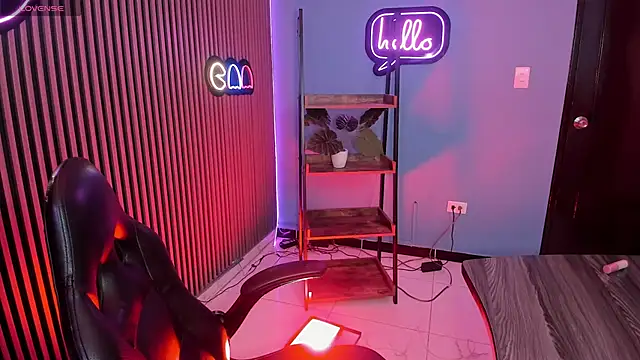 emily roberts1 online show from December 4, 4:37 am