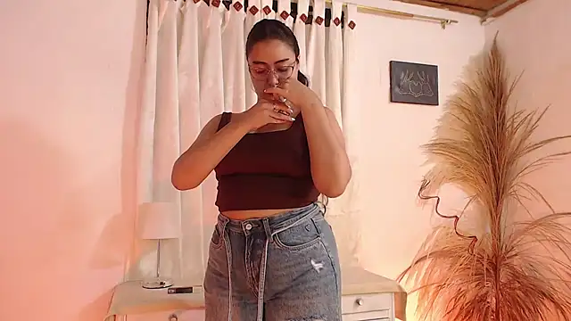  Kim  M online show from April 17, 3:25 pm